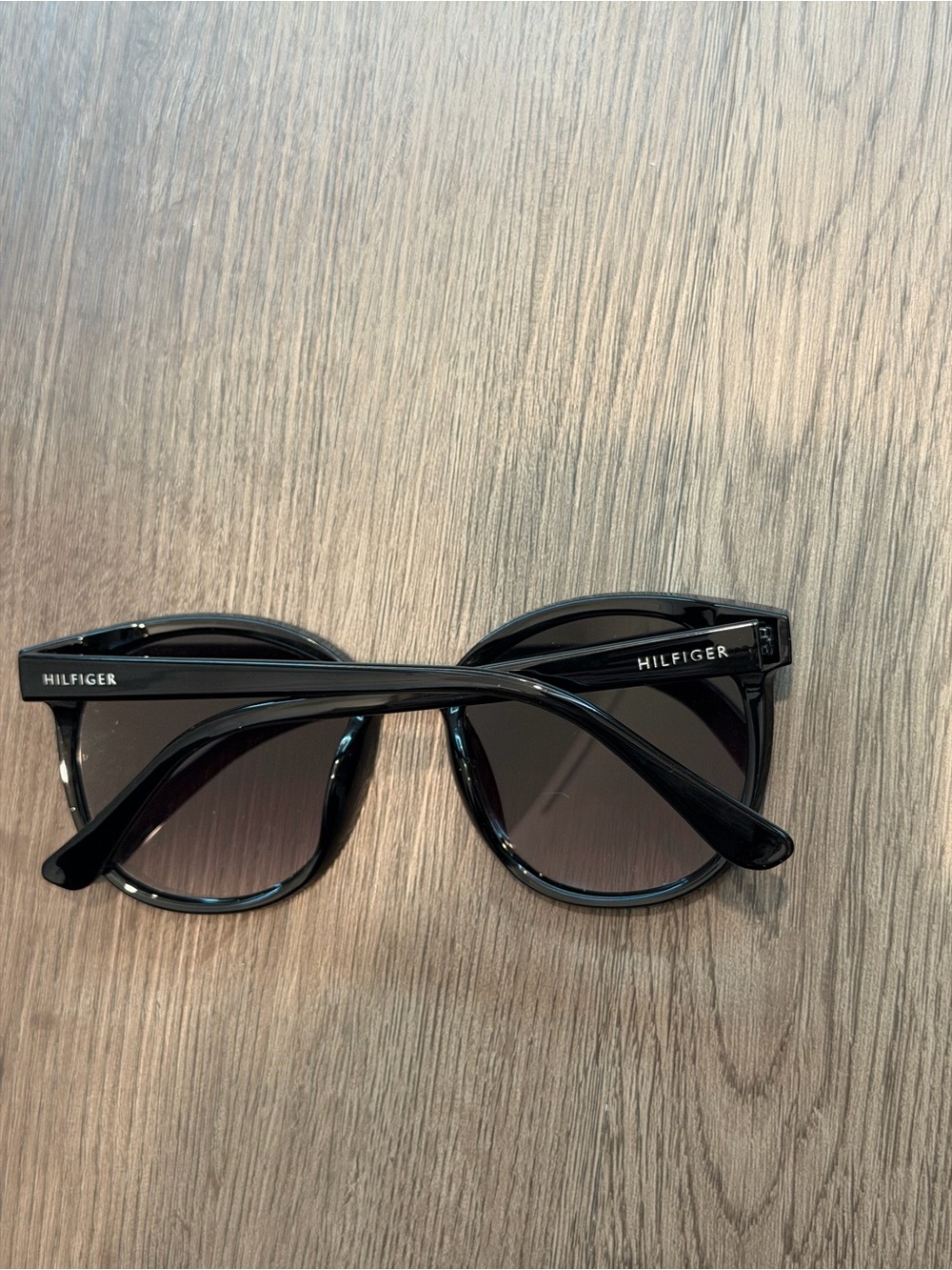 Tommy Hilfiger Black Round-Edge Sunglasses - Picture 3 of 4
